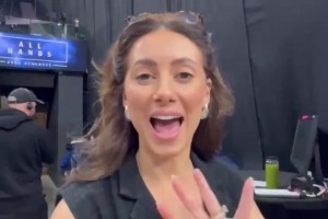 宿命为大家找到了！这就是前两天采访哈登的女记者~年级有点偏大