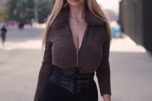 擎天大白玉柱😍皇马女主持逆天腰臀比，这身材摇摇又晃晃~