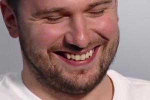 玩尬的😅主持人问东契奇：你知道你的名字念起来像莫兰特吗🔫