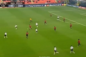 卡卡04年对阵顿涅茨克矿工 ，犀利直接的踢法看的太过瘾了