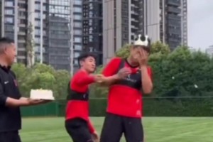 震惊！蓉城内讧，韦世豪场下“欺负”队友😂