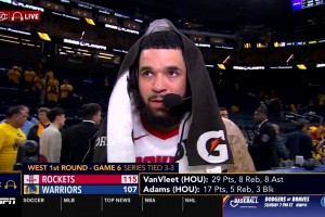 被拖进抢七！科尔赛前身穿波波维奇T恤向其表达致敬！