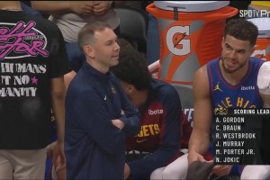 ☹末节还剩10分钟分差高达33分 哈登和小卡坐替补席无奈