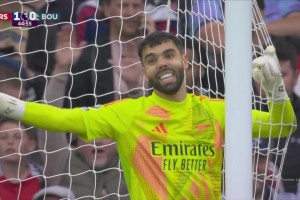 惊险！拉亚出球厄德高没拿到被断，埃瓦尼尔森吊射空门高出！