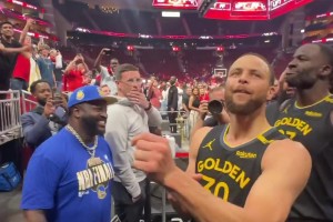 🤣招牌公鸭嗓！库里：两岸猿声啼不住 我也来嚎一嗓子🗣️