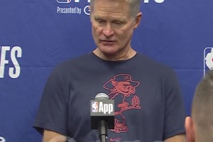 科尔：库里明天会做核磁共振检查，他对自己受伤感到沮丧，我们也很担心他