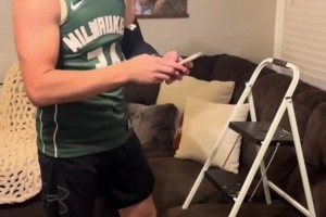 物是人非啊！当年网红恶搞各球星得知利拉德被交易到雄鹿的消息！