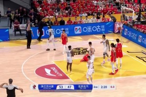 影响系列赛走势？朱俊龙落地踩到自己人受伤，随后返回更衣室！