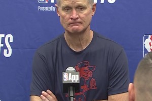 看来还是有点严重！😰科尔：库里G2可能上不了场，腿筋拉伤很难坚持比赛