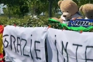 皇马球迷在训练基地外挂横幅感谢国米淘汰巴萨😂