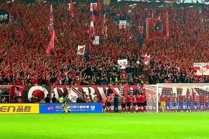 这里不是安菲尔德，不是老特拉福德，这里是成都凤凰山！