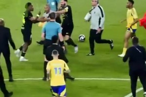 沙特网友吐槽C罗在发生冲突后返回更衣室，仿佛和自己无关😅