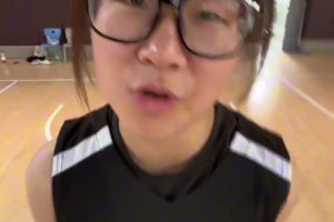 传给裁判吗？教练说：你都三不传了，还要你上场干嘛