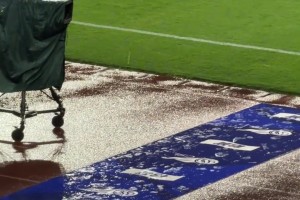 风雨交加又如何?! 四百球迷坚定站在申花背后!