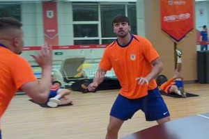 泰山队力量房比拼台克球，泽卡、卡扎尔赤脚上阵