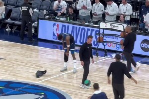 真硬啊！华子在中场休息时重返球场热身！