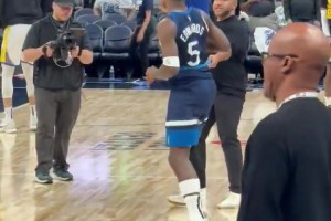 也是耐杀王！华子被踩脚踝离场几分钟后就回来热身 下半场首发！