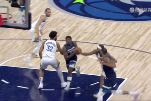 耐杀王！华子被踩伤后经过中场休息调整，下半场王者归来出战！