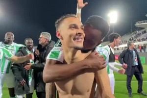 君临天下🔥，安东尼接受球迷致意，国安旧将巴坎布秒变小迷弟