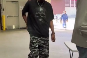 勇士球员陆续进场，波杰姆被当成球迷挡在门外🤣