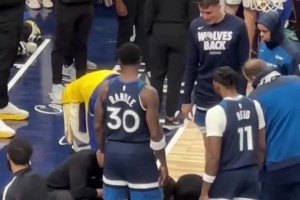 华子被TJD踩伤倒地，追梦也上前查看，随后华子被搀扶下场