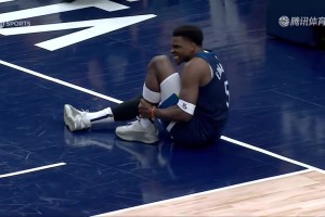 千万别有大碍呀！🙏华子落地时被TJD踩伤脚踝痛苦倒地，被搀扶回更衣室！