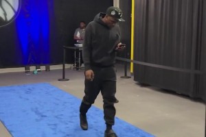 JB&华子两大巨星抵达球馆！华子掏出手机：我看谁在黑我😤