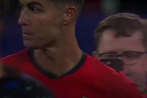 经典解说词：C罗环顾四周的队友，找不到可以帮助自己的人！