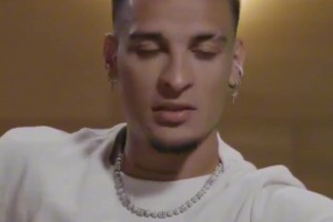 安东尼：母亲怀我7个月就早产了，医生说她和我只能保一个