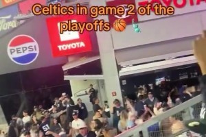 这就是纽约！纽约洋基队棒球比赛中得知尼克斯再胜绿军全场沸腾！