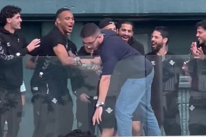 皇家贝蒂斯球迷在庆祝活动中高呼“安东尼留下来”！