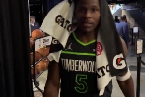 客场拿下勇士！爱德华兹赛后球员通道念叨：我从不缺乏信心！