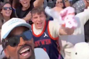 末节布伦森1v1极限高难三分全场沸腾！一看分差落后20分😂