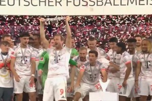 终圆冠军梦！凯恩高举沙拉盘庆祝生涯首冠！