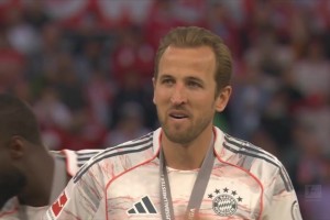 挥别无冠岁月！凯恩戴上德甲冠军奖牌！等待捧起沙拉盘！