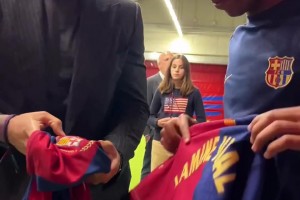 传承！巴萨官推晒亚马尔与亨利交换球衣合影