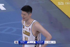 陷犯规麻烦！北京男篮开场连续打胡金秋，后者2分钟2犯提前下场