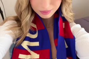 这皇马女球迷怎么🦵🦵这么长，现在都喜欢用手机挡脸嘛