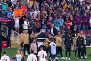 姆巴佩离开时甚至都没拿帽子戏法的球，还是工作人员提醒后才拿了