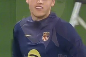 真风韵犹存😍卡里乌斯妻子正在赛前热身，这身包臀裙太好看了~