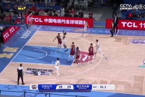 首节独砍15分🔥小巴里-布朗带球疾驰 极限抛投压哨打中！