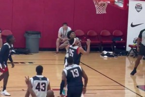 未来队友？！弗拉格美国队内训练单挑迎射浓眉，随后破坏浓眉进攻