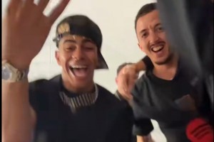 亚马尔与朋友一起拍跳舞视频，最后比的手势表示本赛季4杀皇马