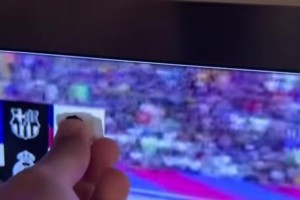 逆天！皇马球迷老婆把巴萨领先4球盖住了，让老公相信是皇马领先