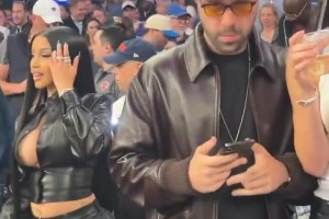 太哇塞了！詹娜现身尼克斯凯尔特人场边，这颜值身材是真棒