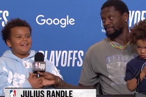 会玩！赛后发布会，兰德尔把话筒给了自己的儿子，让他做出评价