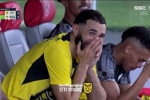 看到队友开出的最后一个角球，本泽马在场边绷不住了😂