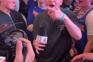 这就是口碑！纽约球迷赛后集体高喊：法克吹羊🤣🤣