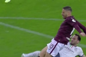 真敢啊😱，国米球迷：恰球王这次精准铲抢瞬间稳定住了军心