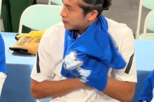 浙江籍球员张玉宁随国安看CBA总决赛，网友：他一定百感交集😂